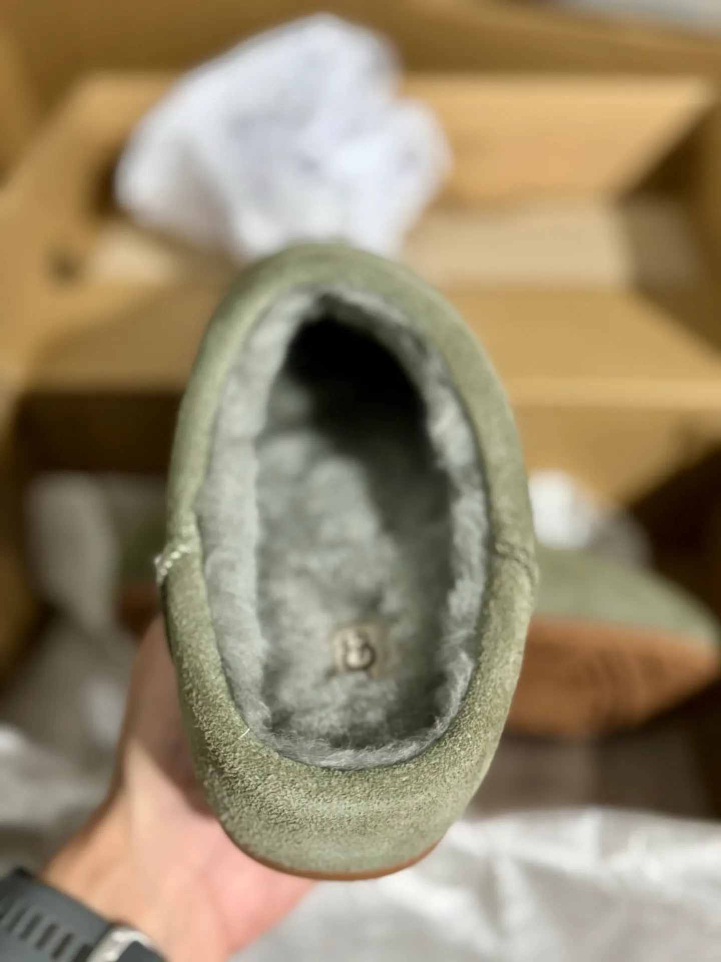 Self-pickup 💰440 Guangzhou original grade ❗️UGG Elea Slip-On Thin slip-on 1171390 Indoor slip-on lazy shoes Independent original development outsole Cashmere insole Keep warm in winter Shoe body material Water-repellent coated suede upper 17mm UGGPURE implanted wool insole Lightweight non-slip comfortable rubber outsole Full package # Size: 35 36 37 38 39 40